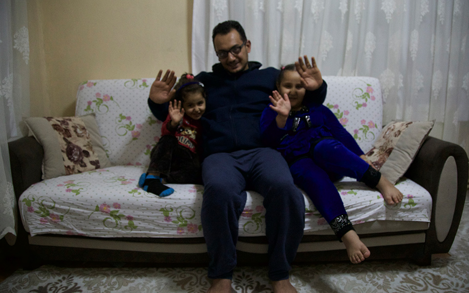 صدام حیدر با دخترانش آیه و نرگس. (عکس توسط آلکس میگدال)